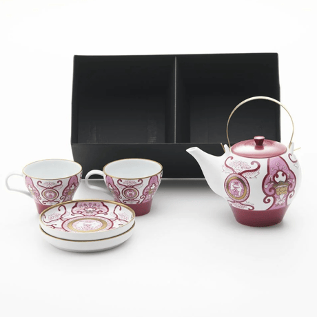 JAPAN AUTUMN ティーポット 1個 カップ＆ソーサー 2個 ワインレッド 古伊万里草花紋 化粧箱入【ARITA PORCELAIN LAB（アリタポーセリンラボ）】