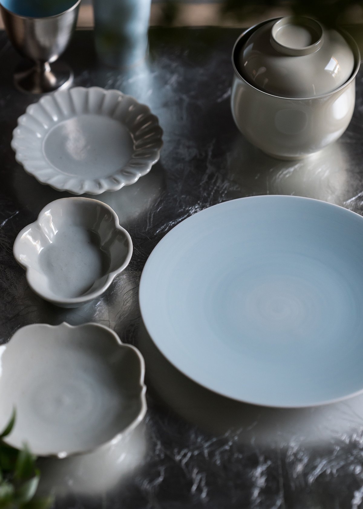 岡晋吾 菊型小皿 李朝白磁【ARITA PORCELAIN LAB(アリタ 岡晋吾 菊型小皿 李朝白磁【ARITA PORCELAIN LAB(アリタ