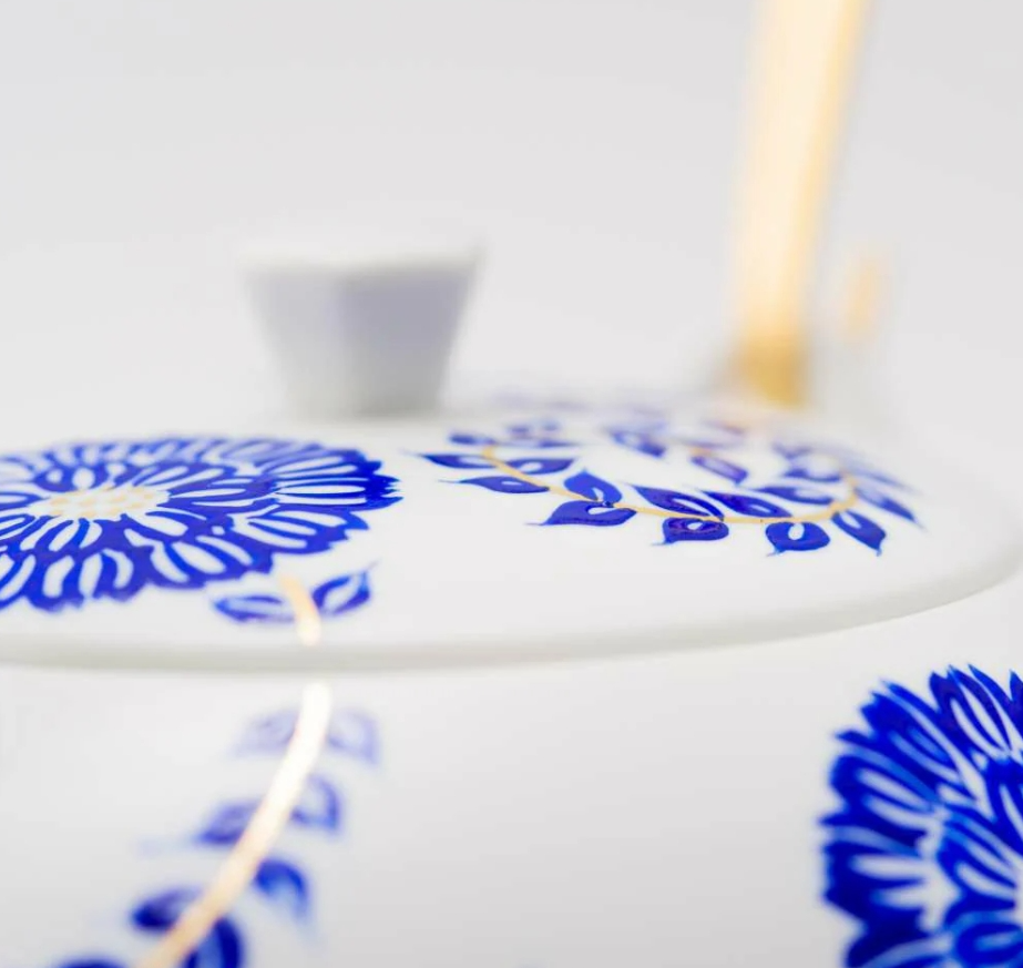 GALLERY ティーポット ブルー 唐草 化粧箱入【ARITA PORCELAIN LAB（