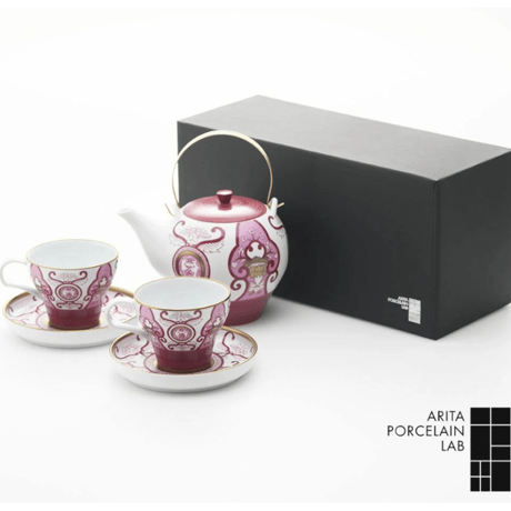 JAPAN AUTUMN ティーポット 1個 カップ＆ソーサー 2個 ワインレッド 古伊万里草花紋 化粧箱入【ARITA PORCELAIN LAB（アリタポーセリンラボ）】