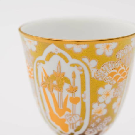 JAPAN AUTUMN 馬上杯 あやめ梅散し ゴールド【ARITA PORCELAIN LAB（アリタポーセリンラボ）】