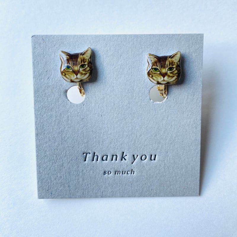 104 すましたネコさんのアシメハンドメイドアクセサリー ピアスor