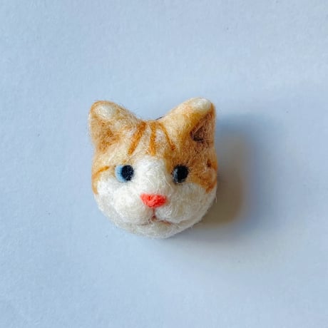 羊毛の猫ちゃんブローチ【茶白トラ猫】