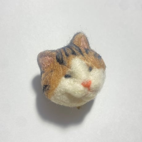 【おすまし】羊毛の猫ちゃんブローチ