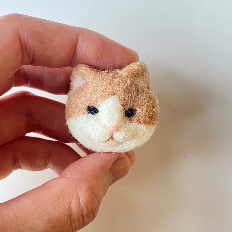 ミルクティーはちわれ】羊毛の猫ちゃんブローチ | ねこの森雑貨店