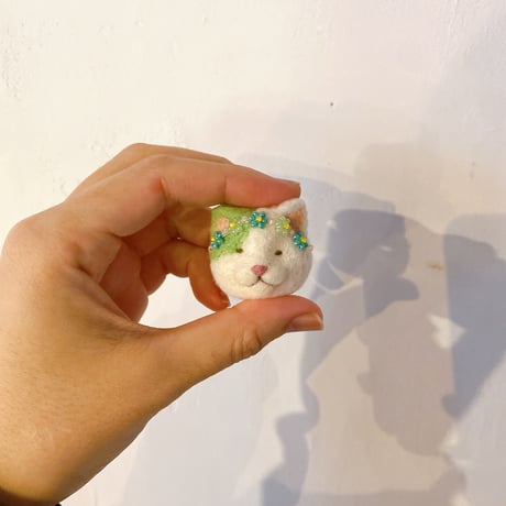 ビーズの花冠ねこちゃんブローチ(グリーン)