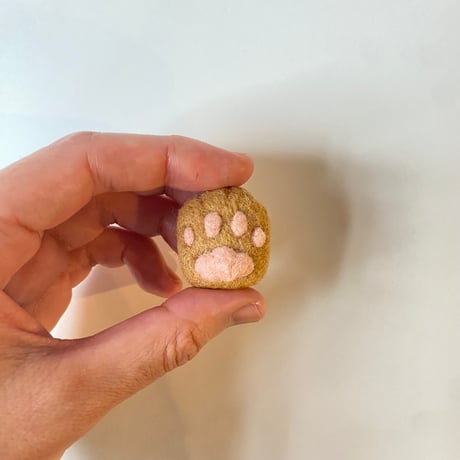 【キャメル】羊毛の肉球マグネット