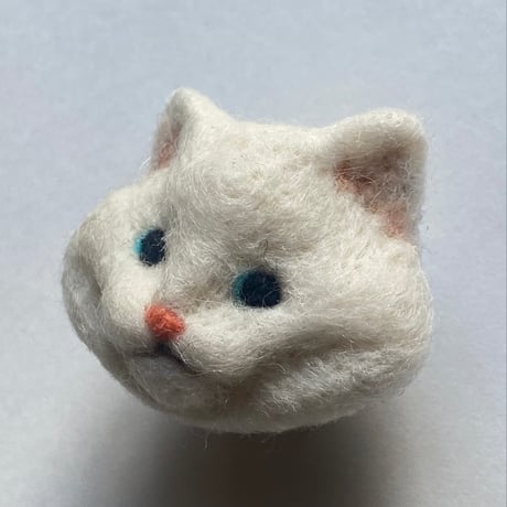 【長毛白さん】羊毛の猫ちゃんブローチ