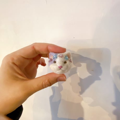 ビーズの花冠ねこちゃんブローチ(パープル)