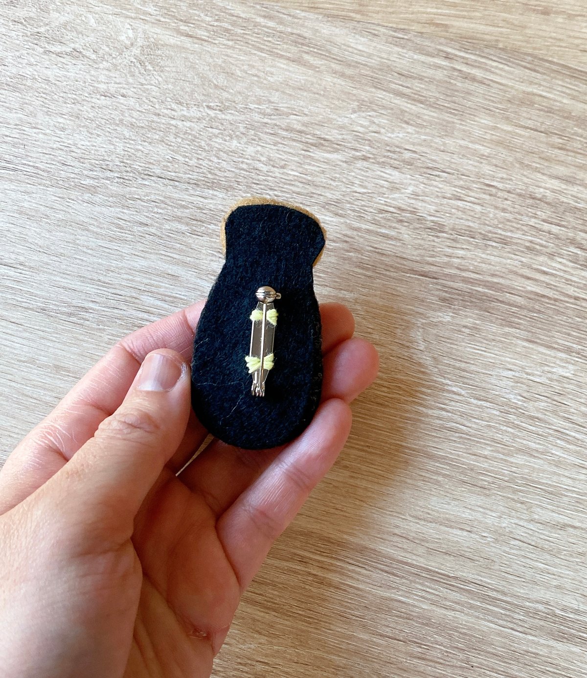ビーバーくんの尻尾にビーバーくんのブローチ | ねこの森雑貨店