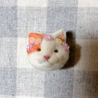 ビーズの花冠ねこちゃんブローチ(桃ピンク)