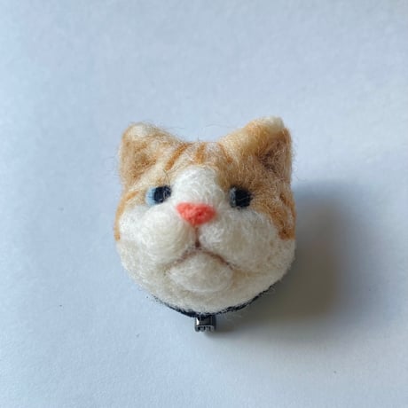羊毛の猫ちゃんブローチ【茶白トラ猫】