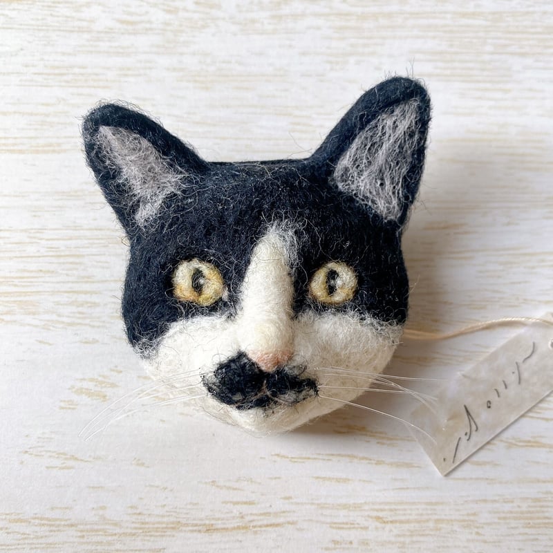 リアルめ猫さんのちょっと大きめブローチ。【ハチワレちょび髭ぶち猫