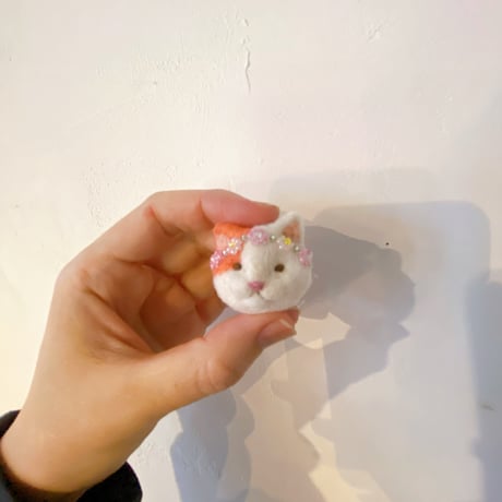 ビーズの花冠ねこちゃんブローチ(桃ピンク)