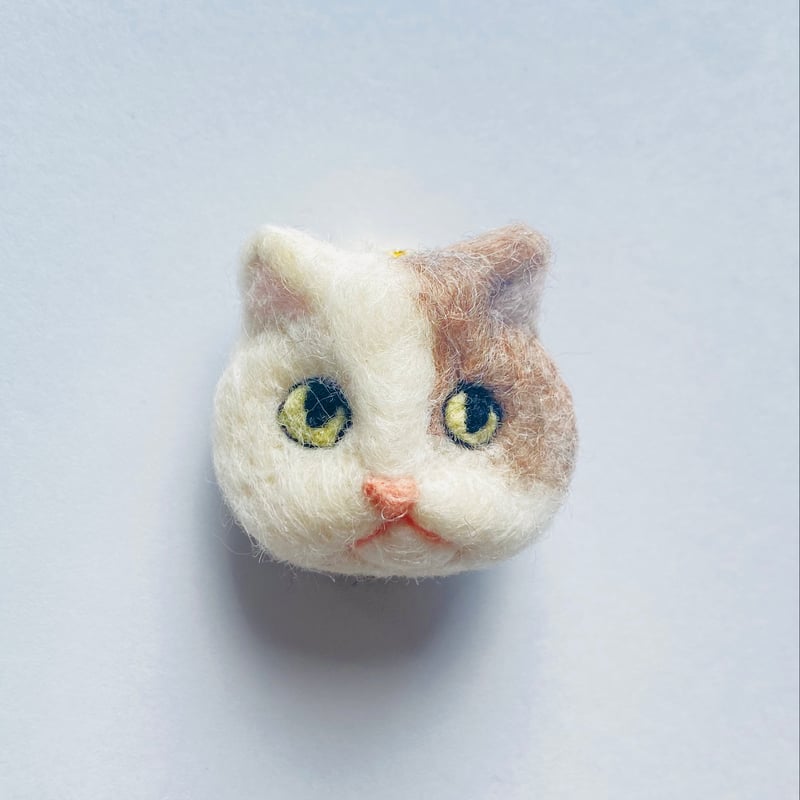キョロ目ちゃん】羊毛フェルトの猫ちゃんブローチ | ねこの森雑貨店