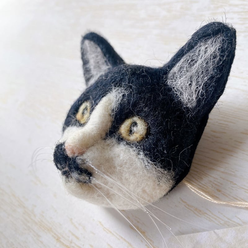 リアルめ猫さんのちょっと大きめブローチ。【ハチワレちょび髭ぶち猫