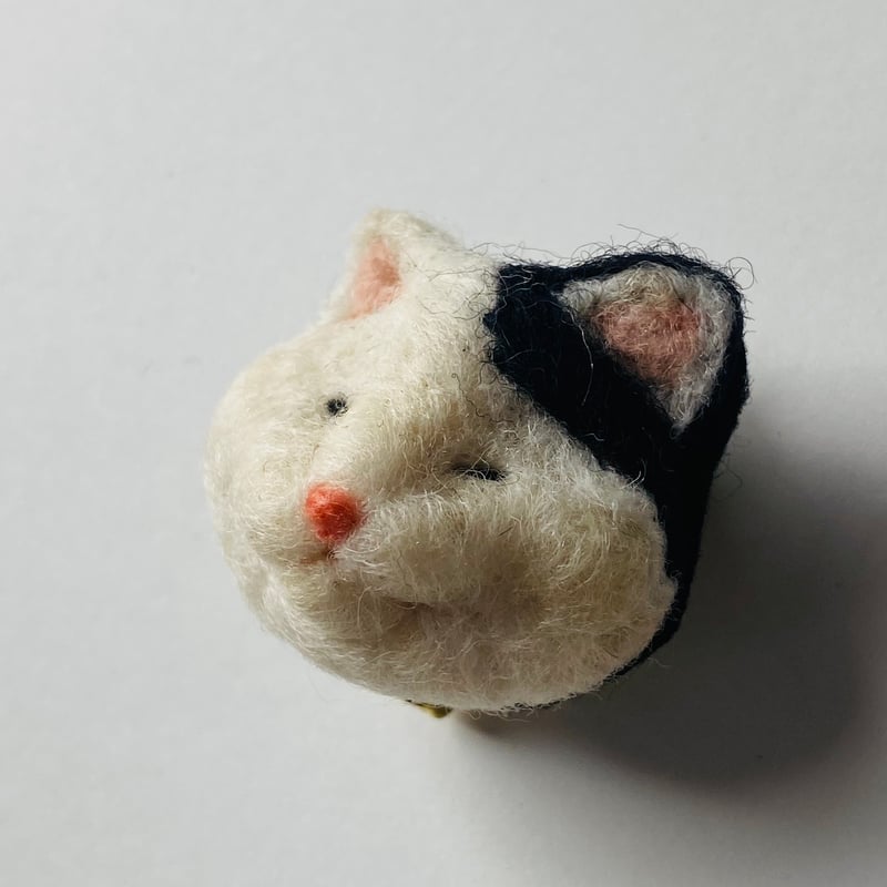 かわいいブチちゃん】羊毛の猫ちゃんブローチ | ねこの森雑貨店