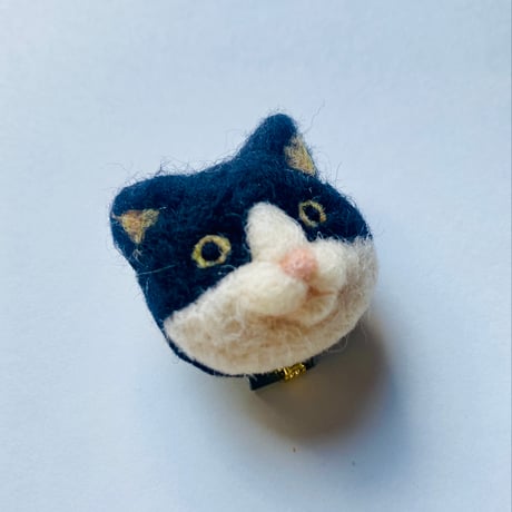 【ハチ】羊毛の猫ちゃんブローチ