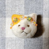 ビーズの花冠ねこちゃんブローチ(イエロー)
