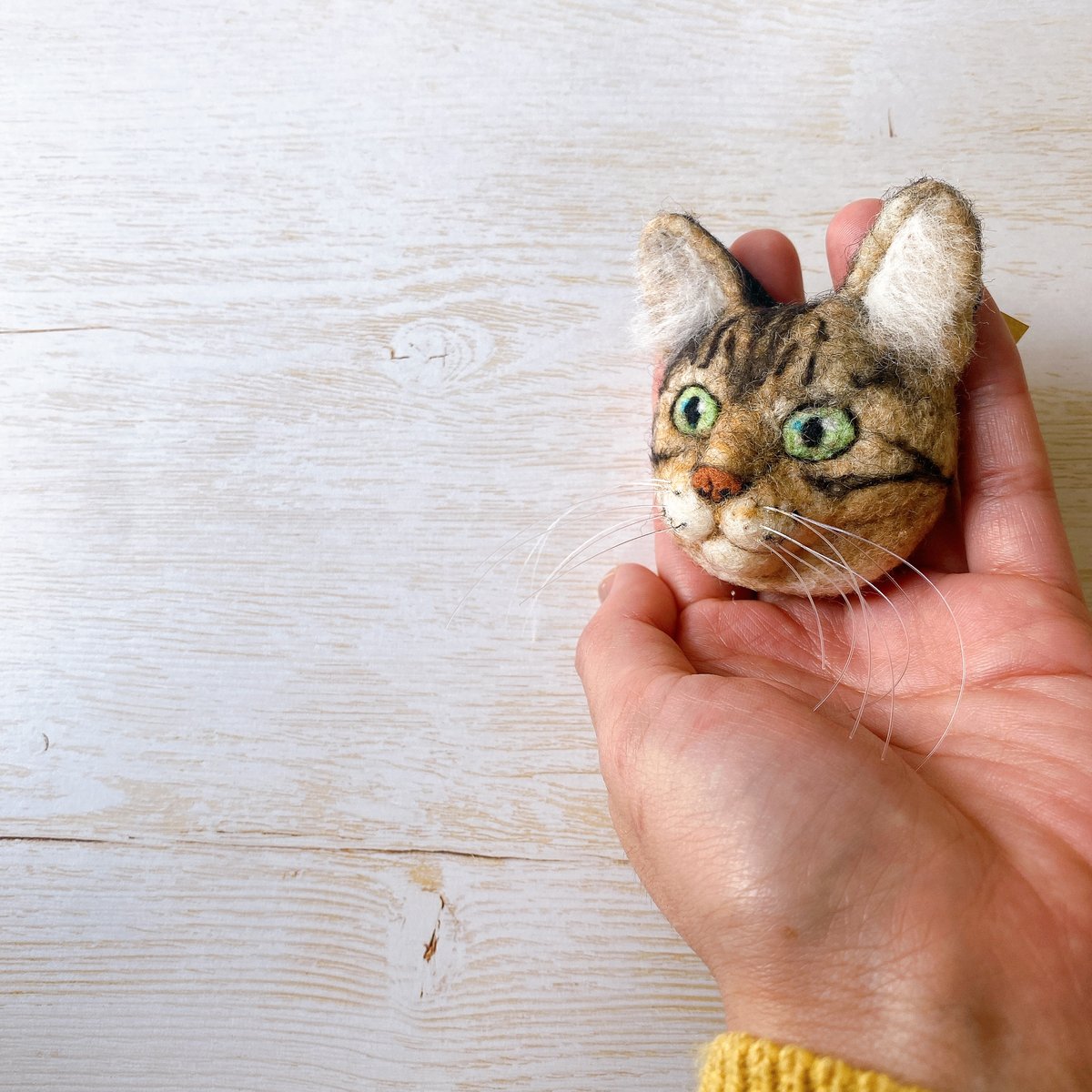 リアルめ猫さんのちょっと大きめブローチ。【キジトラさん】 | ねこの 
