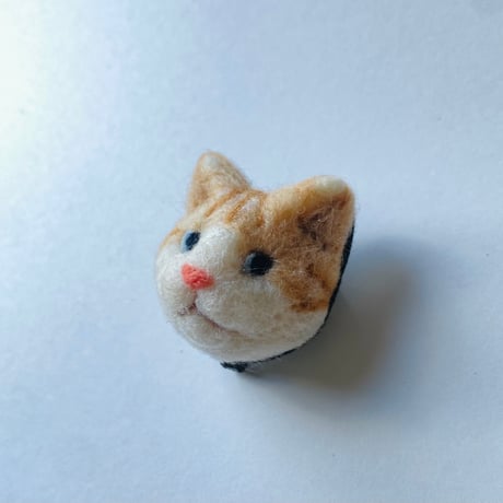 羊毛の猫ちゃんブローチ【茶白トラ猫】