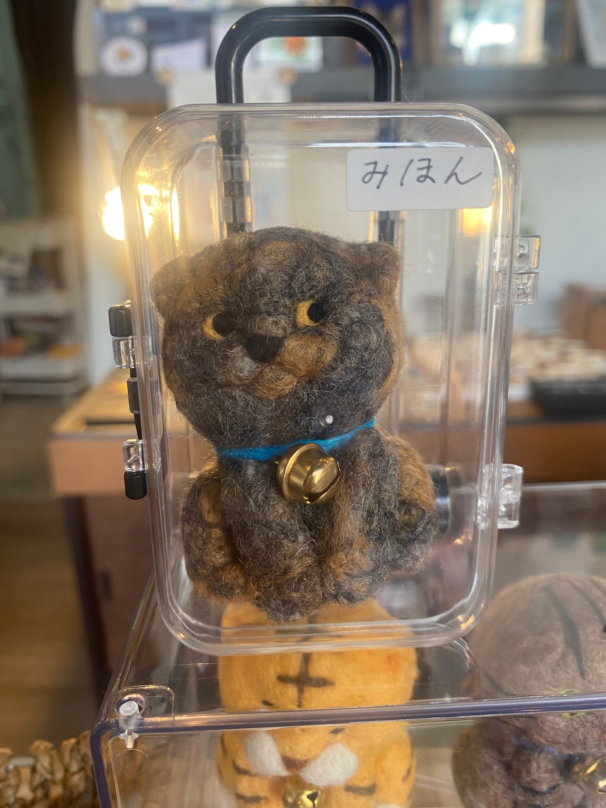 羊毛フェルト手のひら猫マスコット(ミケ) | ねこの森雑貨店
