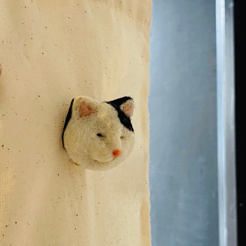 かわいいブチちゃん】羊毛の猫ちゃんブローチ | ねこの森雑貨店