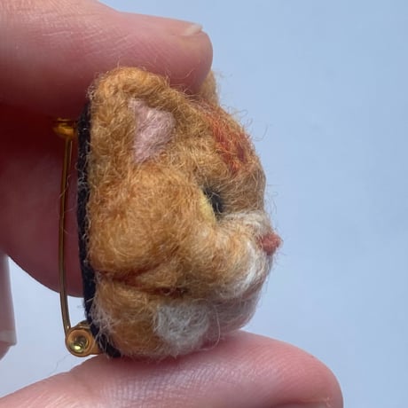 【サーモン】羊毛の猫ちゃんブローチ
