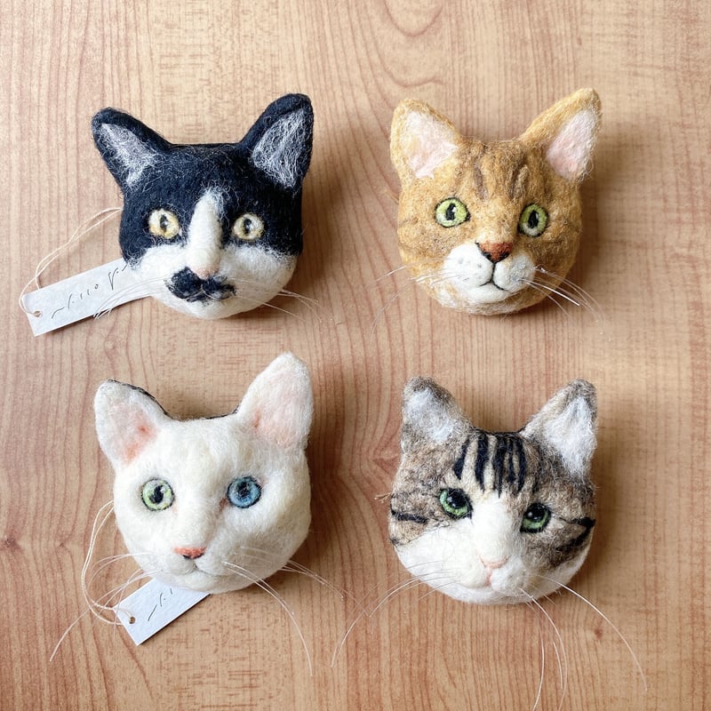 リアルめ猫さんのちょっと大きめブローチ。【白猫オッドアイさん