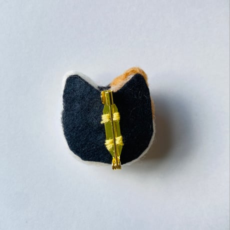 羊毛の猫ちゃんブローチ【三毛猫】