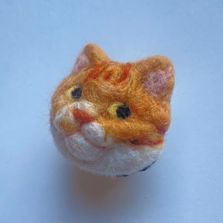【サーモン】羊毛の猫ちゃんブローチ