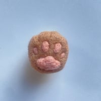 【ベージュ】羊毛の肉球ブローチ