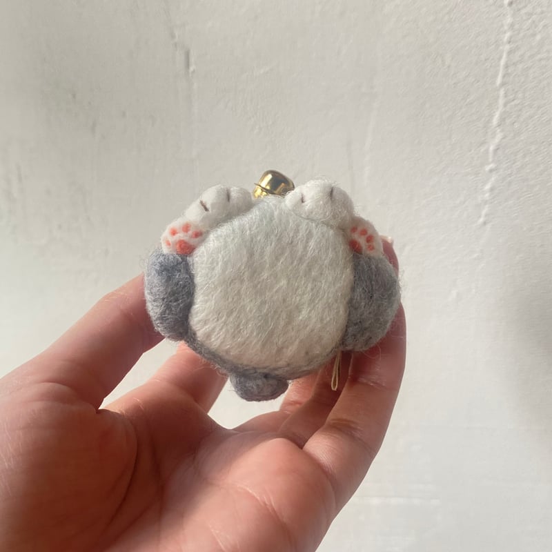 羊毛フェルト手のひら猫マスコット(グレー白) | ねこの森雑貨店