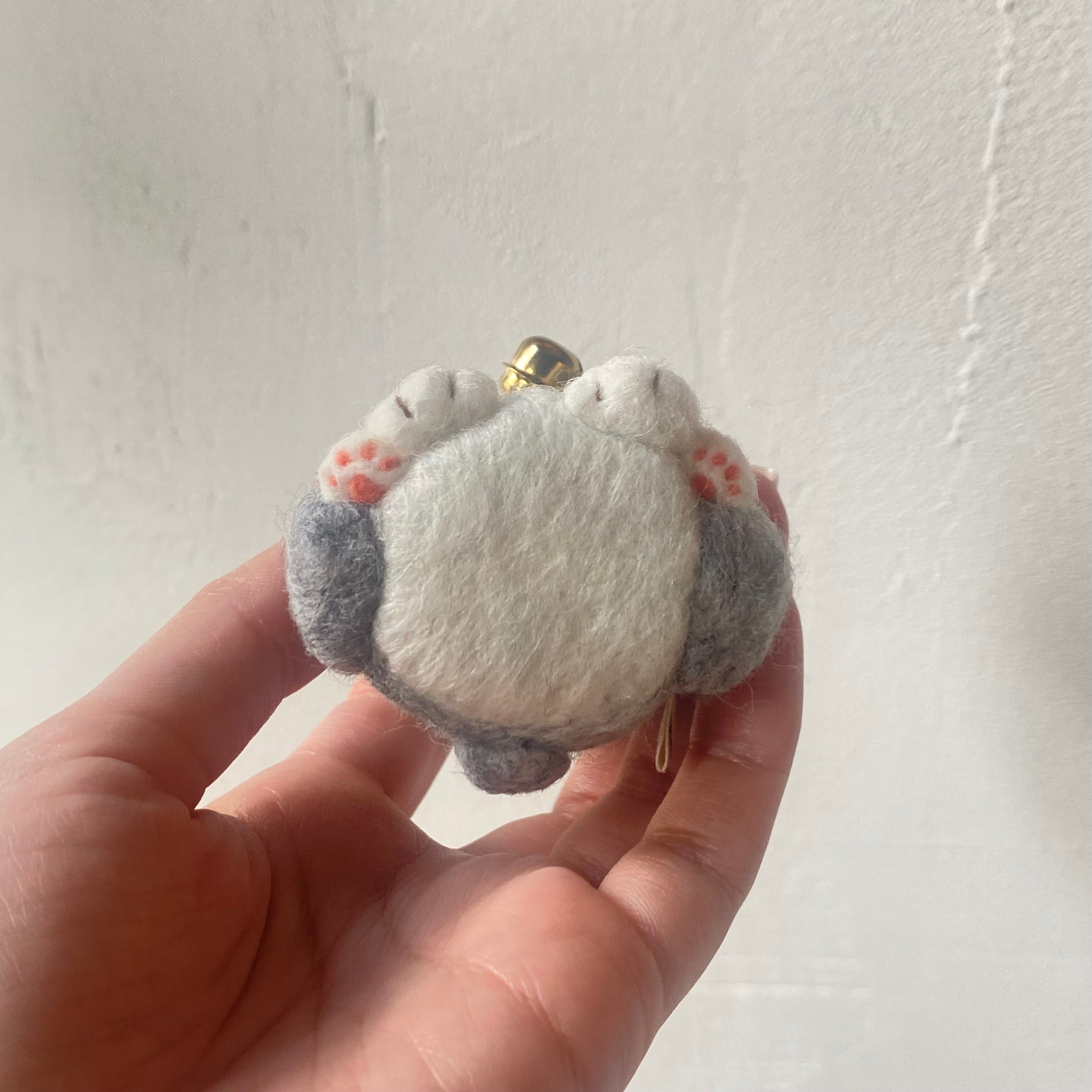 羊毛フェルト手のひら猫マスコット(グレー白) | ねこの森雑貨店