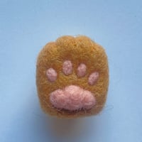 【キャメル茶】羊毛の肉球ブローチ