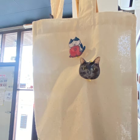 プラ板黒猫さんのブローチ