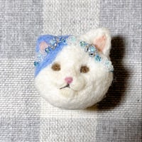 ビーズの花冠ねこちゃんブローチ(ブルーパープル)