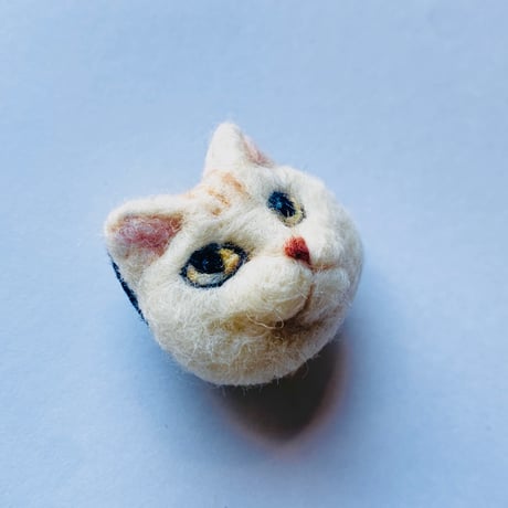羊毛の猫ちゃんブローチ【クリーム】
