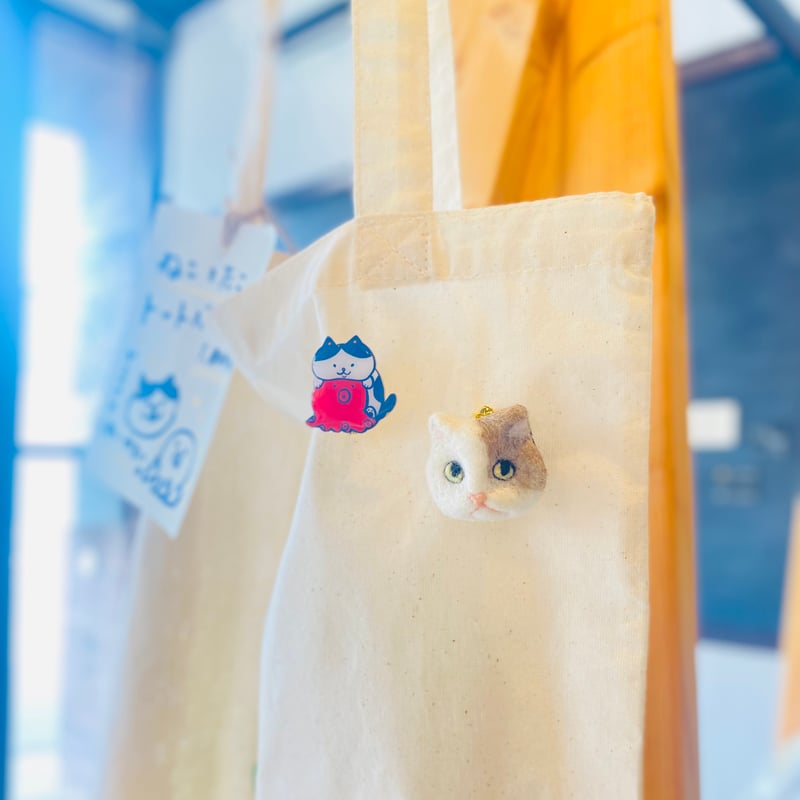 キョロ目ちゃん】羊毛フェルトの猫ちゃんブローチ | ねこの森雑貨店