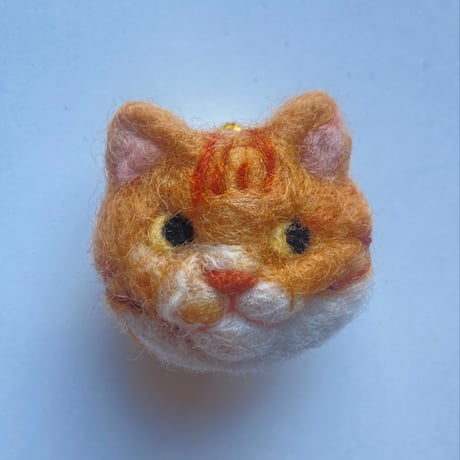 【サーモン】羊毛の猫ちゃんブローチ