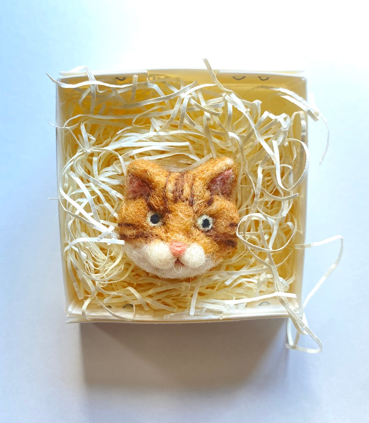 羊毛ねこマグネット【茶白トラ猫】 | ねこの森雑貨店