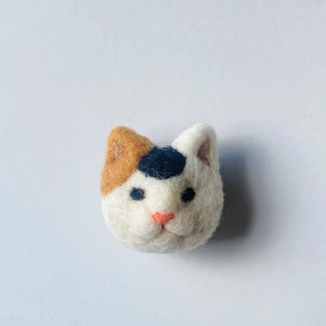 羊毛の猫ちゃんブローチ【三毛猫】