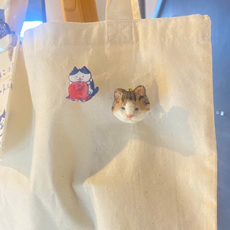 【おすまし】羊毛の猫ちゃんブローチ