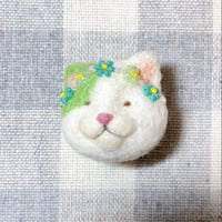 ビーズの花冠ねこちゃんブローチ(グリーン)