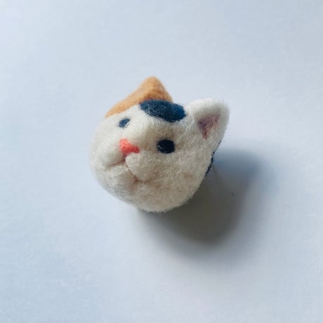 羊毛の猫ちゃんブローチ【三毛猫】