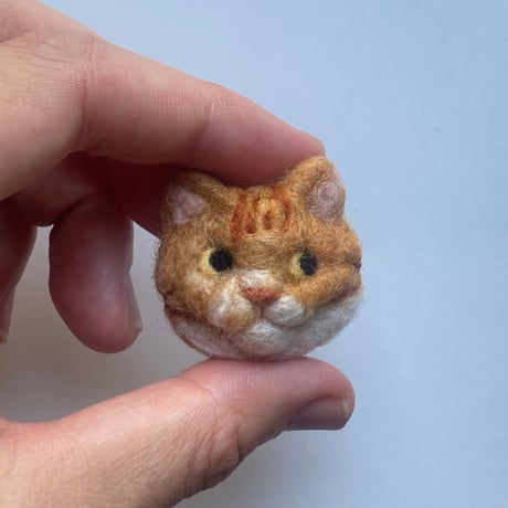 【サーモン】羊毛の猫ちゃんブローチ