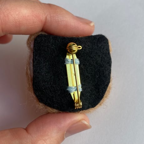 わんちゃんのブローチ 【ベージュチャウチャウ】