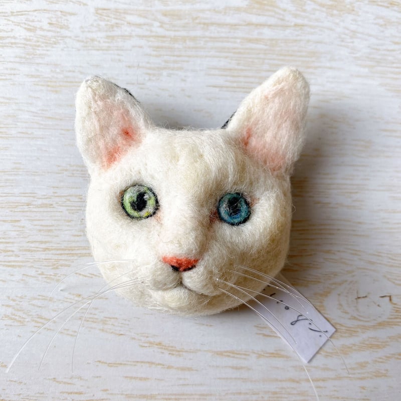 リアルめ猫さんのちょっと大きめブローチ。【白猫オッドアイさん