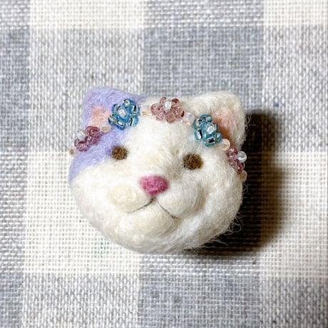 ビーズの花冠ねこちゃんブローチ(パープル)