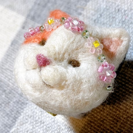 ビーズの花冠ねこちゃんブローチ(桃ピンク)